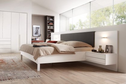 Deviso von Rietberger - Bett mit hohem Paneel & schwebenden Nachtkommoden