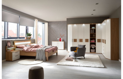 Multiline von SCHÖNER WOHNEN - Schlafzimmer Balkeneiche Furnier/ Lack weiß mit Quadrateinsätzen