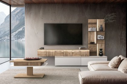 V/lacera living von Voglauer - Wohnwand in Weiß und geölter Wildeiche