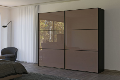 Slideline von JUTZLER - schmaler Schwebetürenschrank mit Glasfront trüffel