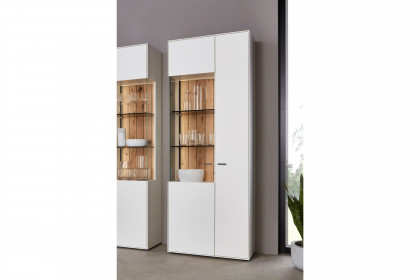 WM 2380 von Wöstmann - Vitrine in weißem Lack mit Balkeneiche