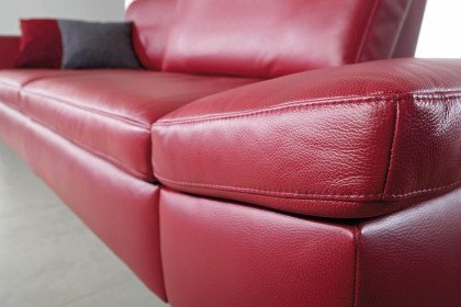 7474 von K+W Polstermöbel - Ledergarnitur rubin