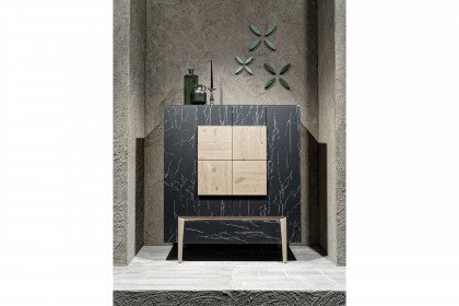 Vtektura living von Voglauer - Highboard in Wildeiche rustiko mit Glas in Firneis dark