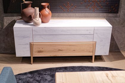 Vtektura living von Voglauer - Sideboard in Wildeiche rustiko mit Glas in Firneis white