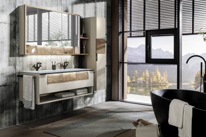 V/lacera von Voglauer - Badezimmer in Taupe mit Vintage-Relief